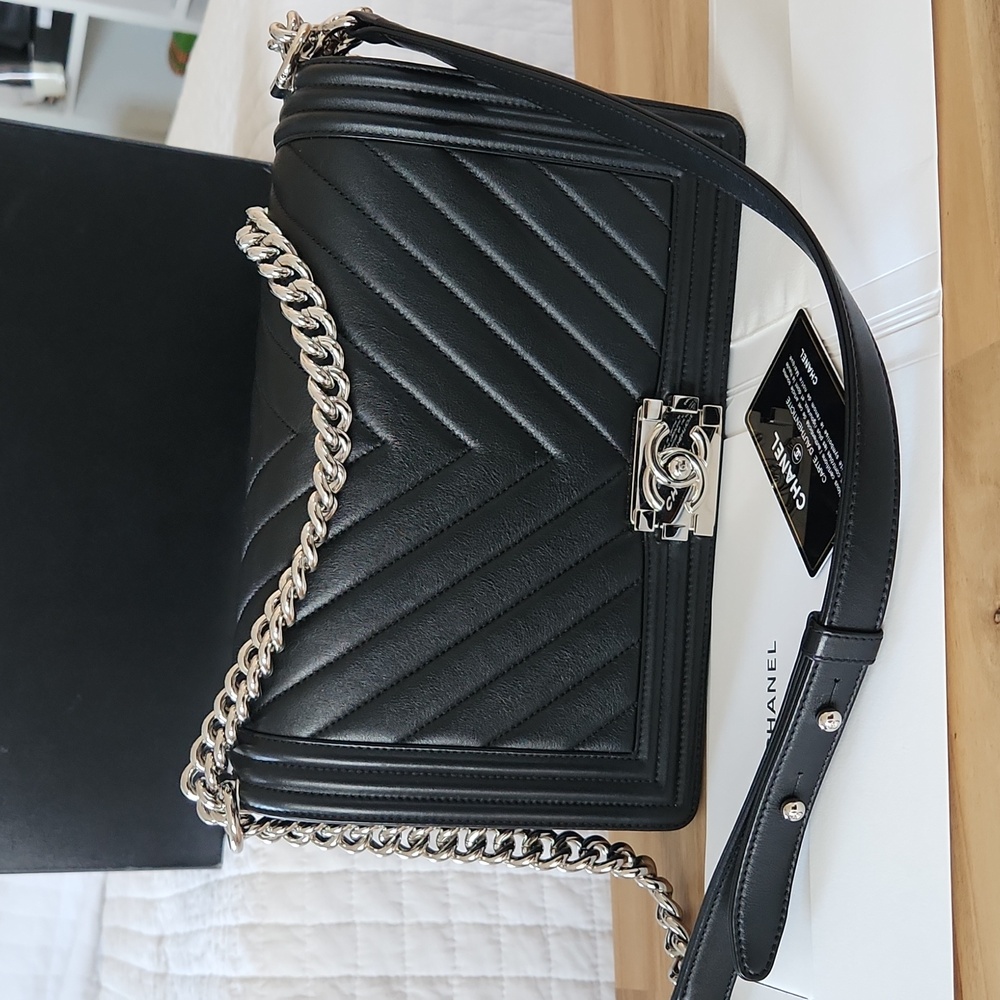 Chanel Le Boy Bag in medium. Like New! - Picture 2 of 12